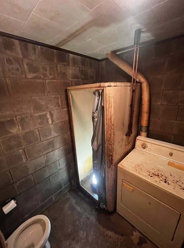 Bathroom before remodel 29